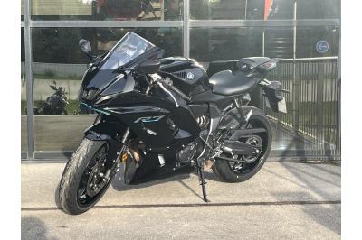 YAMAHA R7