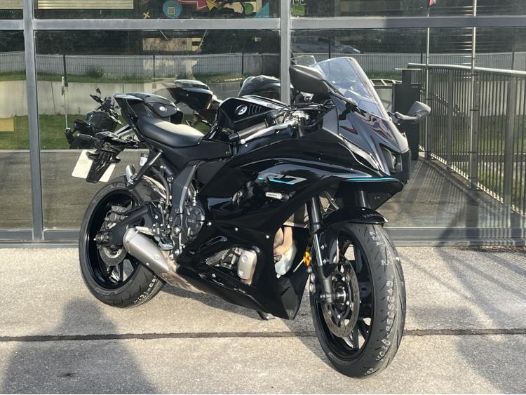 YAMAHA R7