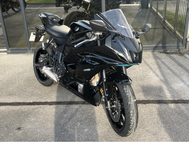 YAMAHA R7