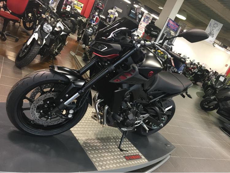 MT09 MAT / RED