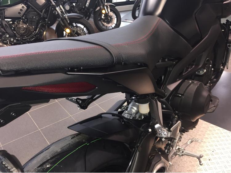 MT09 MAT / RED